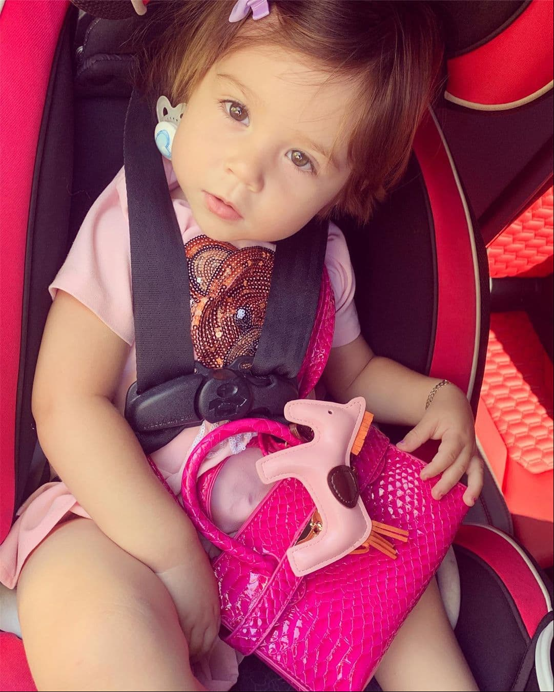 En septiembre del año pasado, el outfit de la pequeña se viralizó en redes sociales y búsquedas de Internet por el alto costo del bolso color rosa, de la firma Hermès, con el que posó, valuado en casi un millón de pesos,997 mil 657, según la página de la marca sa.