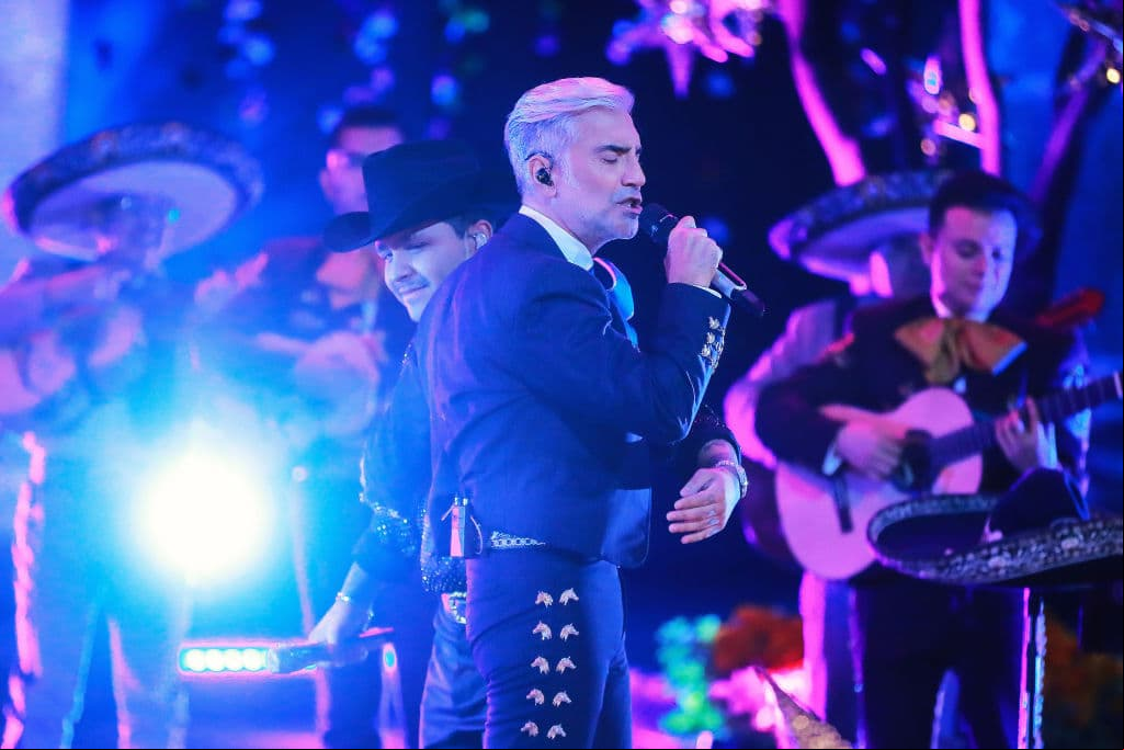 Alejandro Fernández dedica serenata especial a Don Vicente: "Les agradezco las oraciones a mi padre"