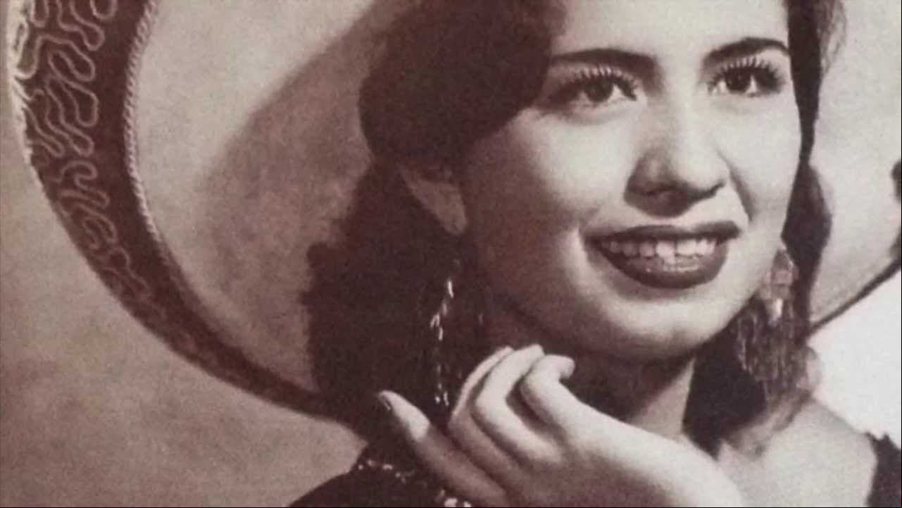 Aunque originalmente “Cucurrucucú Paloma” fue compuesta en 1954 por Tomás Méndez, Lola Beltrán popularizó la canción en la película homónima de 1965 luego de que Pedro Infante la interpretara en “Escuela de Vagabundos”.