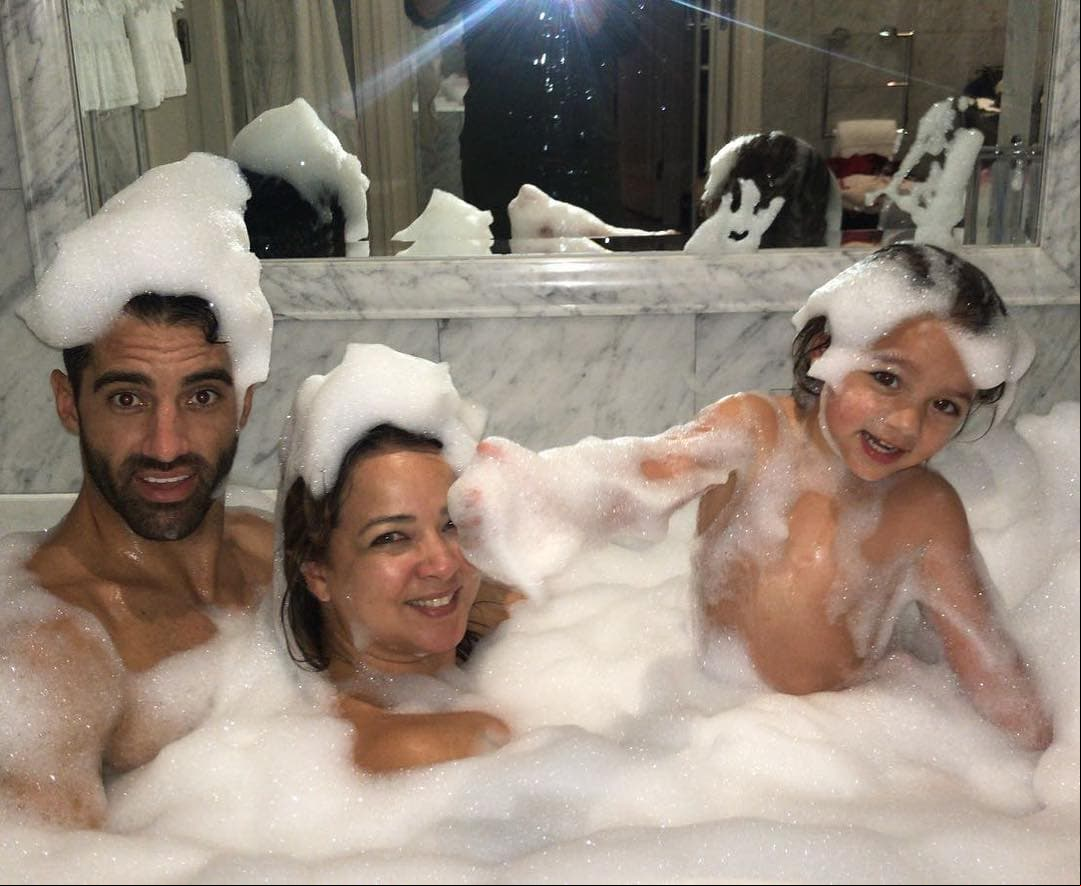 Durante sus vacaciones en Turquía en 2018, Toni Costa y Adamari López fueron criticados por compartir un baño con su hija Alaïa, ya que lo consideraron inapropiado.
