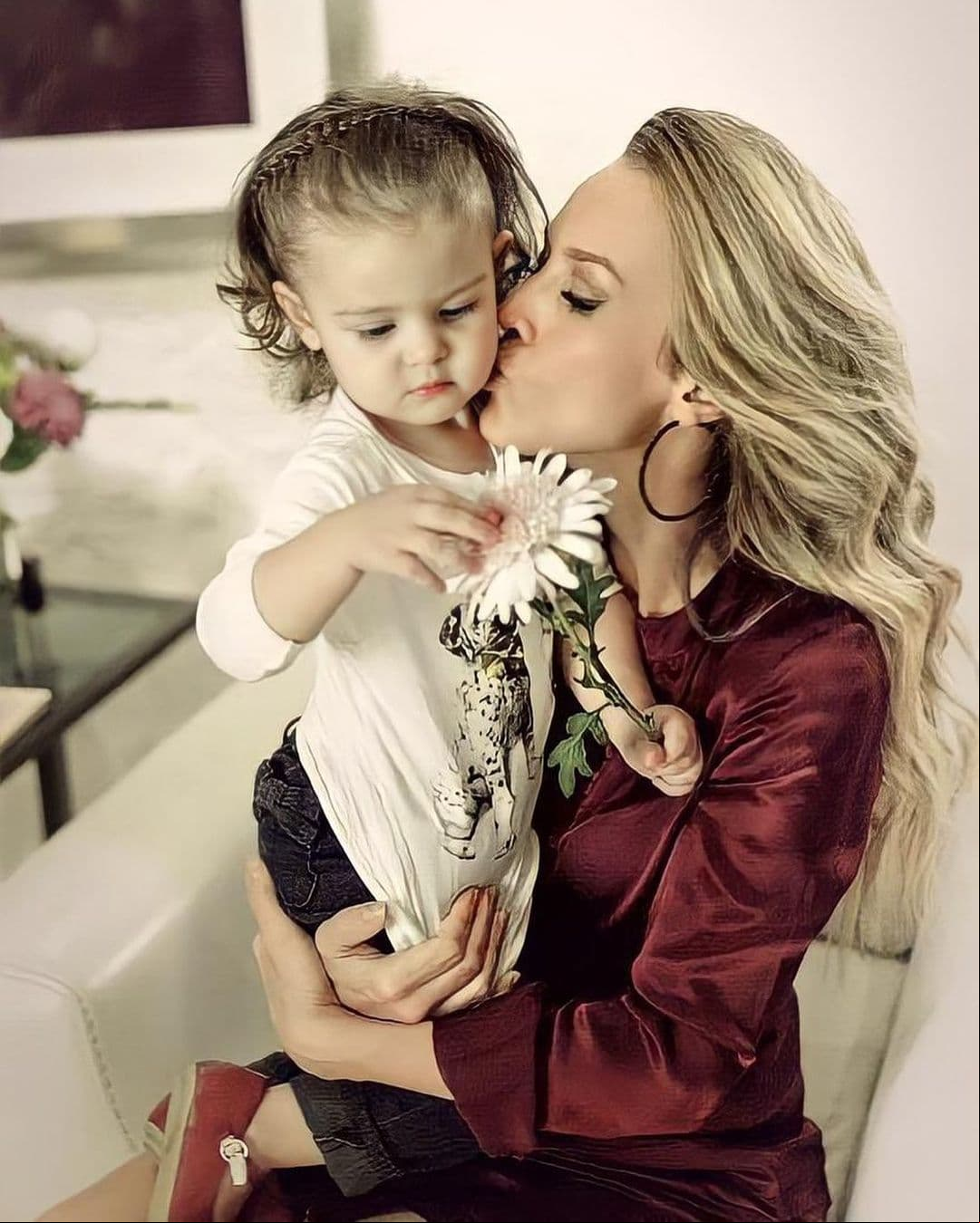 Fue a través de su cuenta oficial de Instagram que la intérprete de ‘Azúcar Amargo’ y ‘Media Naranja’ compartió una fotografía del pasado con Isabella entre sus brazos, señalando lo orgullosa que está de ser su mamá.