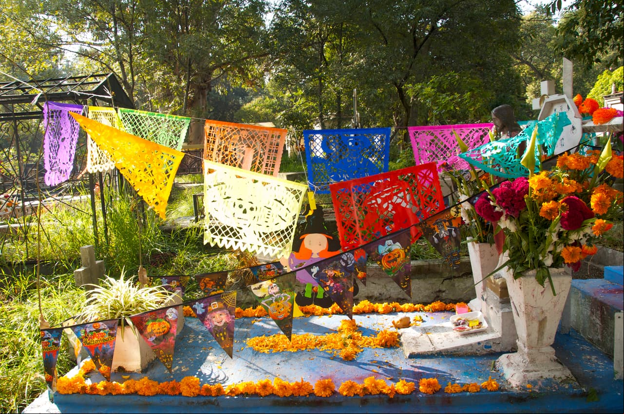 Papel picado. Se coloca en forma de guirnalda como adorno, aunque puedes echar a volar tu creatividad en la decoración.