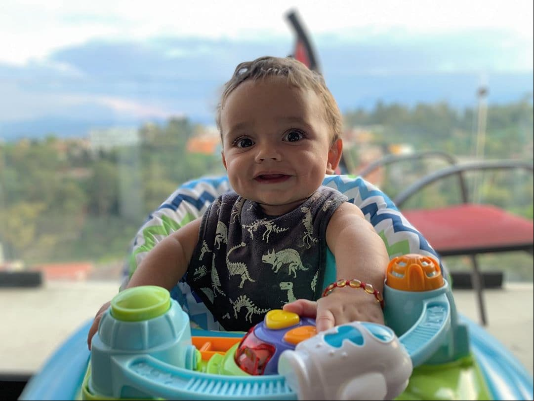 Casi con nueve meses de edad, el pequeño robó la atención al mostrar que ya deseaba dar sus primeros pasos.