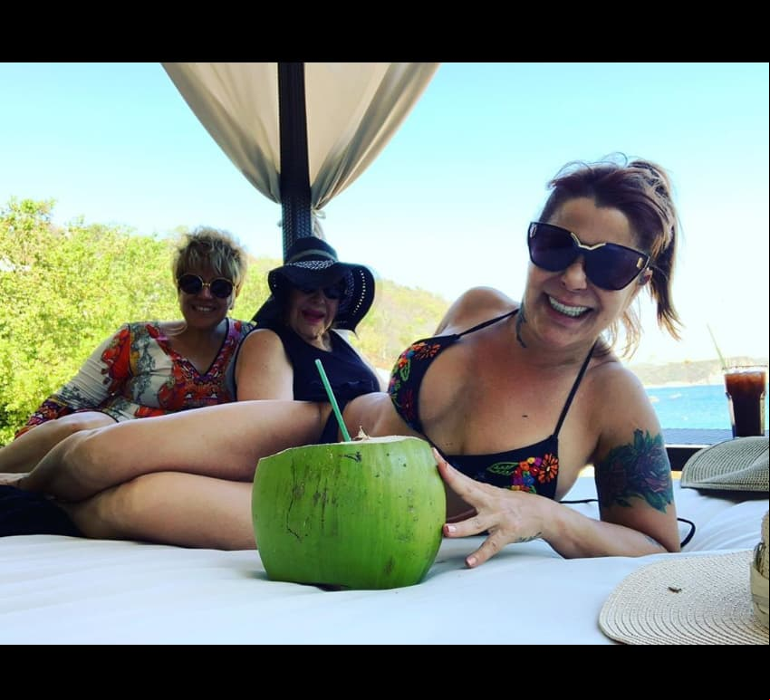 Alejandra Guzmán posa en bikini pese a las críticas