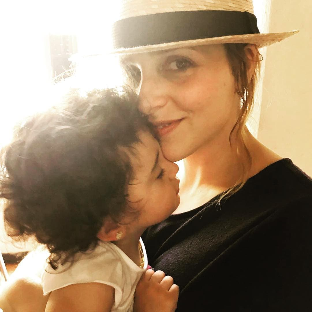 Karla se convirtió en madre por primera vez en 2015 de María Carla. “El amor más grande”, escribió la intérprete tras publicar esta imagen en su cuenta de Instagram, quien suele compartir pocos detalles de la pequeña.