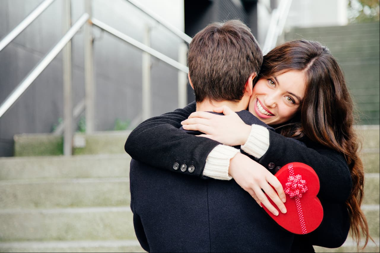1. ¡Llénalo de sorpresas románticas! Sin caer en la melosidad, sorprende a tu pareja con un tierno mensaje de texto o con boletos para ver a su equipo de futbol favorito.