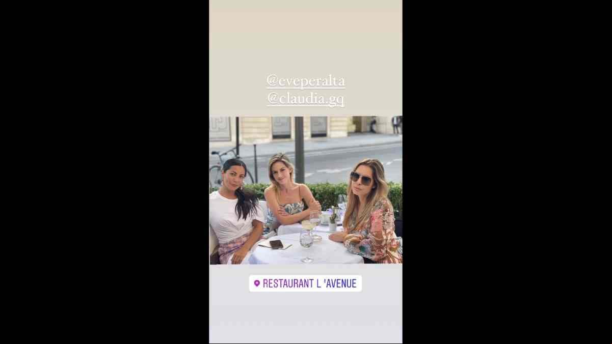 Altari Jarabo posó muy sonriente con algunas amigas, que hace unos días asistieron a su boda