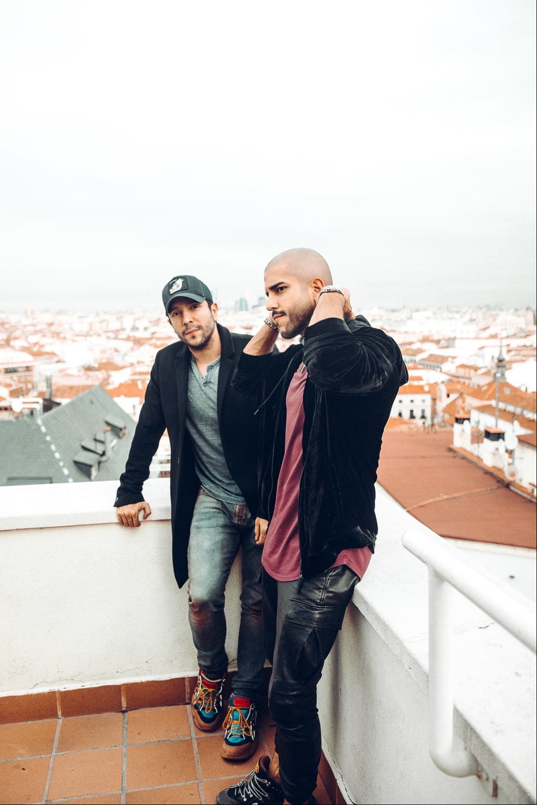Cali y El Dandee han trabajado en varias ocasiones con el cantante Sebastián Yatra en canciones como “Locura”, “Traicionera” y “Cómo si nada”.