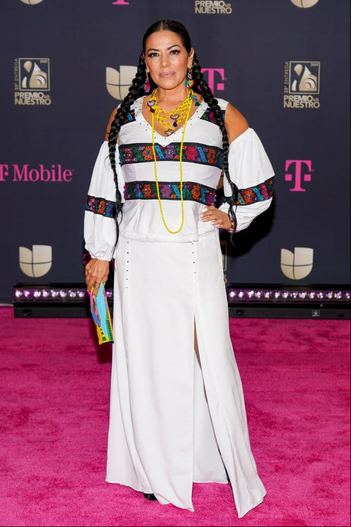 La cantante Lila Downs, sin dejar atrás sus raíces, lució este atuendo con elementos muy mexicanos.