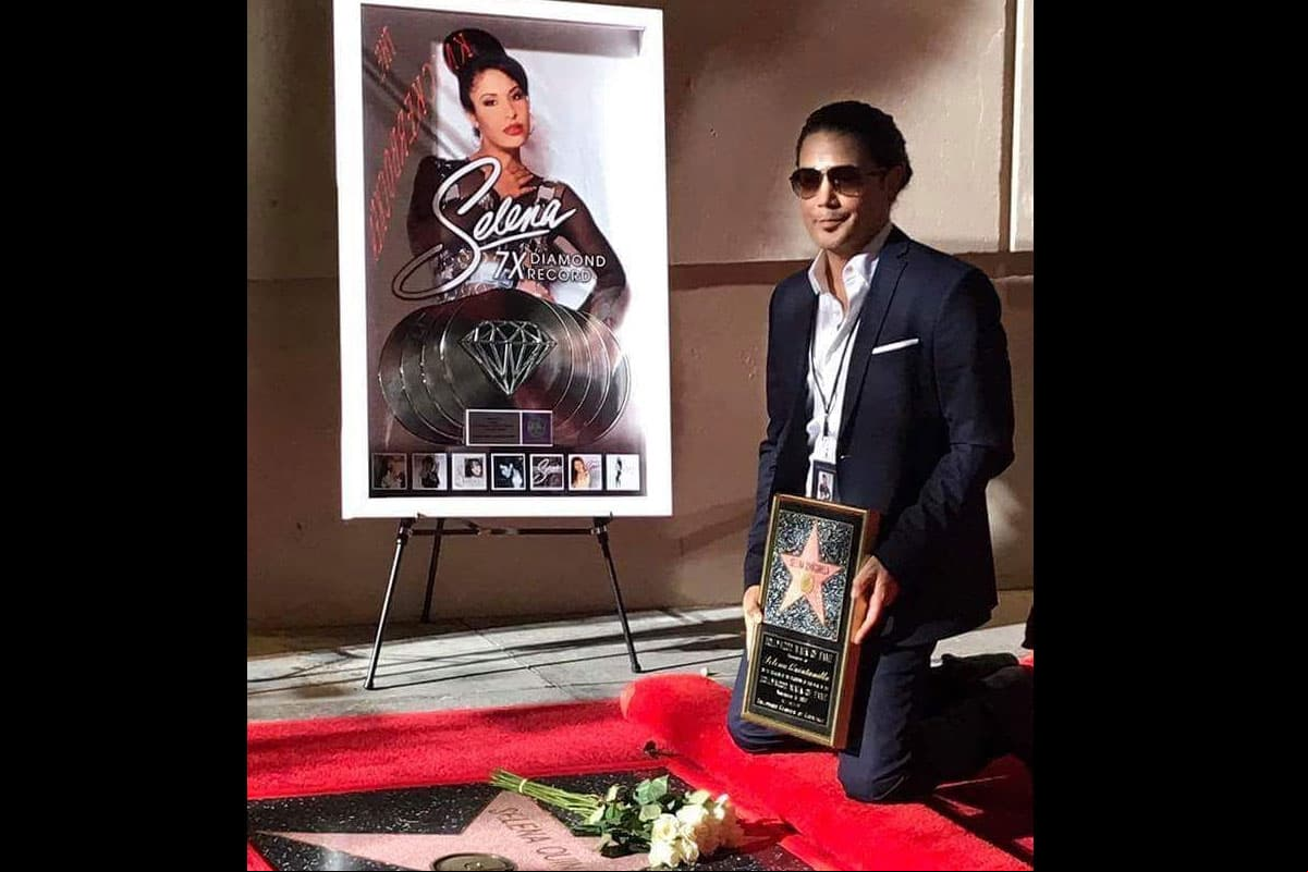 La relación de Chris con el papá de Selena empeoró. En diciembre 2018, Pérez perdió una demanda entablada por Abraham Quintanilla, quien le prohibió lanzar una serie, la cual estaba basado en el libro “A Selena con amor” que Pérez escribió en 2012.