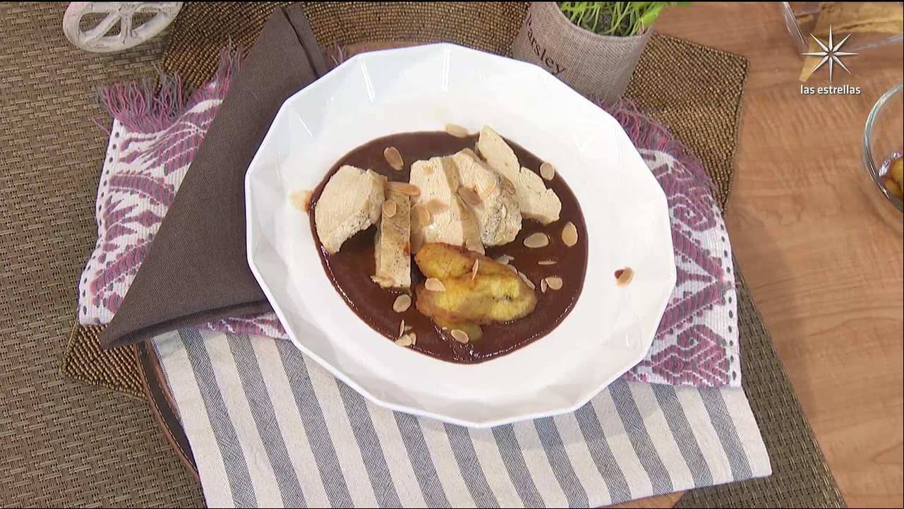 Pollo en salsa de chocolate y almendra: El Chef Omar Sandoval te comparte esta deliciosa receta familiar