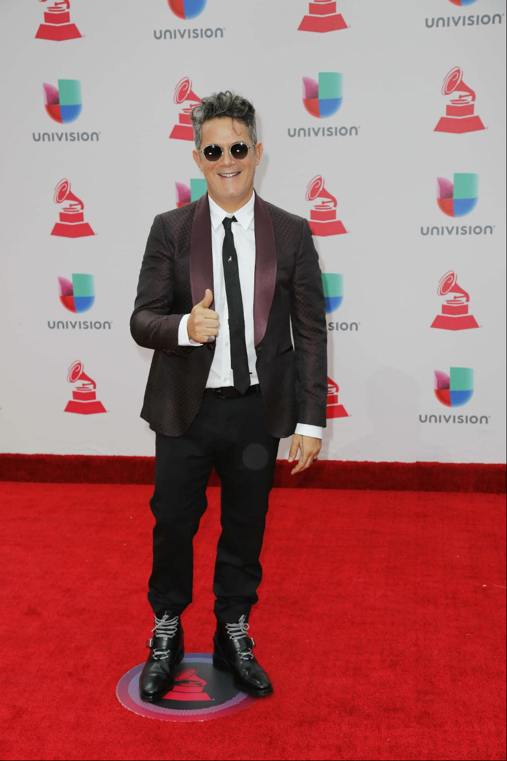 Alejandro Sanz dejó mucho que desear, al arribar con prendas muy out para la ocasión e incluso lució descoordinado.