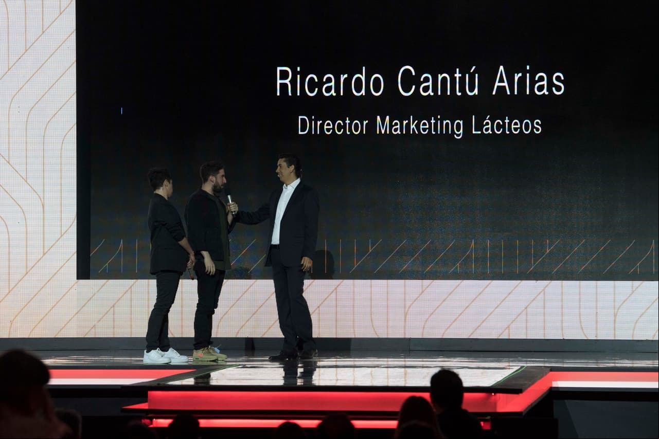 Ricardo Cantú Ríos, Director de Marketing de Lácteos, realizó una presentación sobre las diferentes leches de Lala en compañía de Sosa y Fernández.