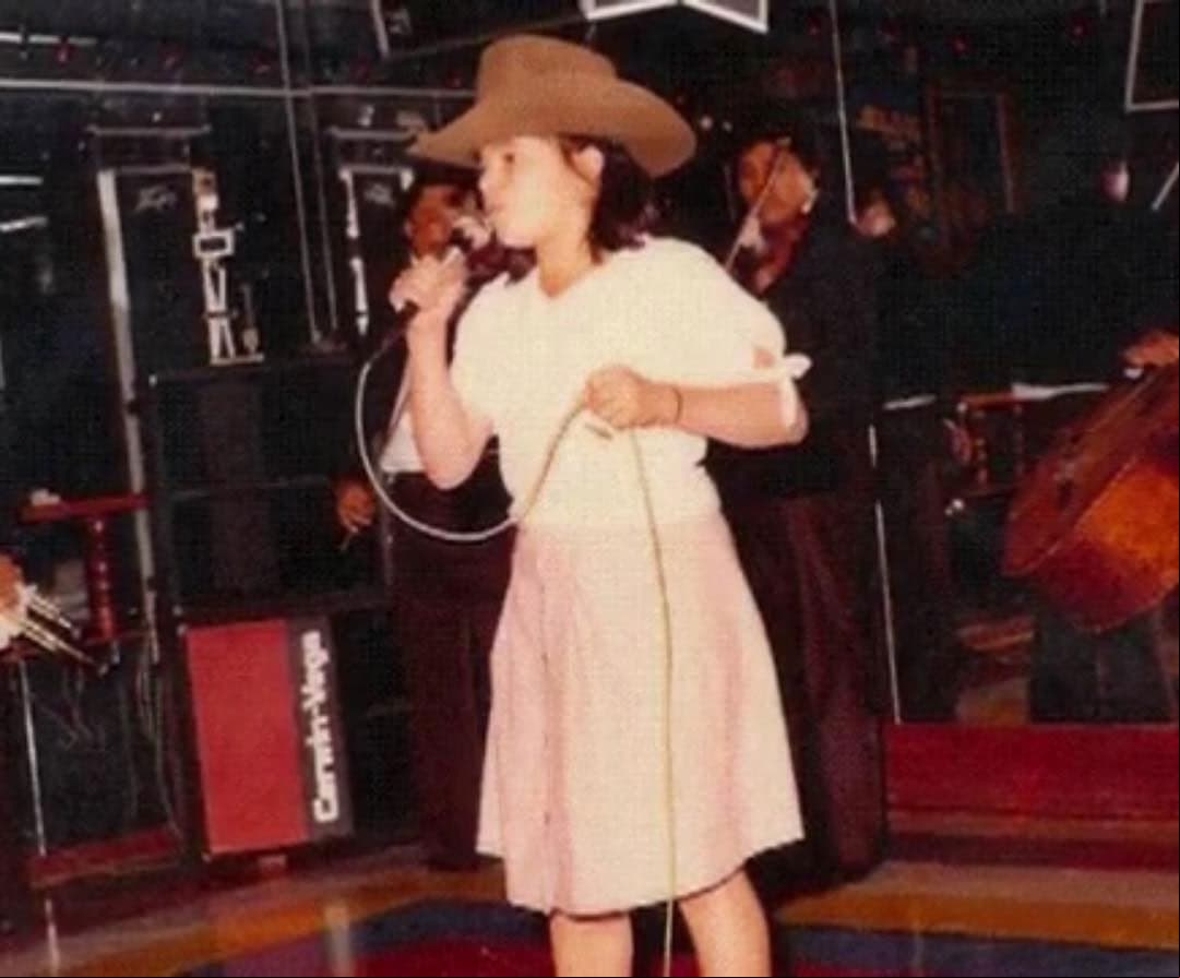 Desde pequeña, Dolores Janney Rivera, nombre real de la cantante, mostró su talento. “Pero un día, ella solita se dará cuenta de que su amor por la música es demasiado grande. Sin mí (su padre) y sin nadie que la empuje, con el tiempo ella volverá. Sólo voy a sentarme aquí y esperar”, relata el capítulo 3 del libro autobiográfico 'Inquebrantable’.