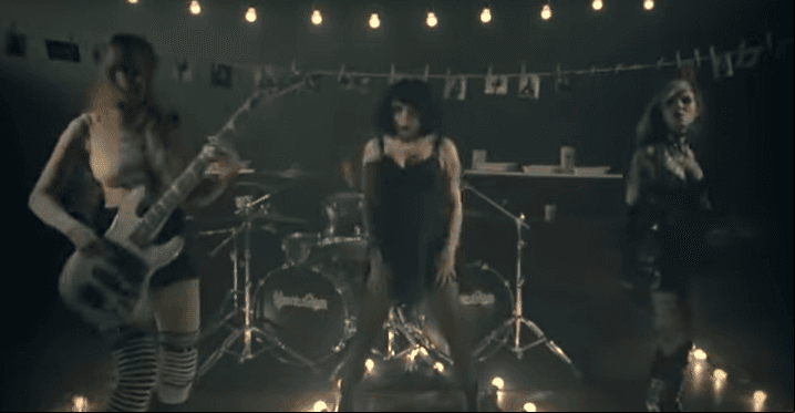 Mystica Girls se dio a la par de que Mon Laferte comenzaba a trabajar su carrera como solista, con algunas canciones ya lanzadas por su cuenta. Se vino a vivir a México para enfocarse todavía más en su propio proyecto, el cual tomó cada vez más forma hasta que después de varios discos, con el éxito de "Tu Falta de Querer", entre otros temas. También dejaría atrás la imagen de Mystic Girls para hacerse un cambio de imagen.