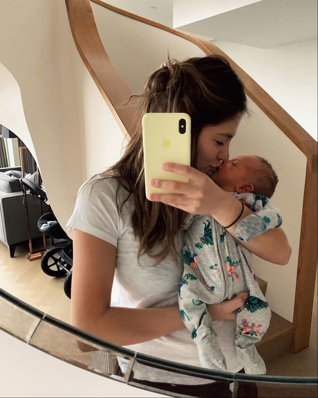 Sarah Kohan, la esposa de ‘Chicharito’ Hernández, no se ha salvado de los comentarios negativos de sus seguidores por besar a su bebé en la boca, al amamantarlo y por la forma en que lo carga.