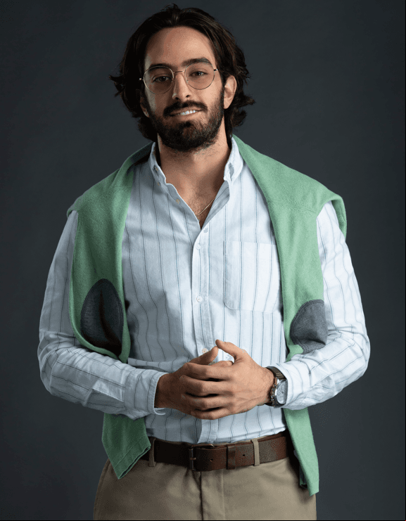 'Luis' (Patricio José) es el tercer hijo de 'Martina', el más ecuánime de los hermanos, estable y coherente. Para él la vida debe ser más simple, sabe muy bien cuál es su lugar en la familia y no pelea por obtener reconocimiento. Aprecia su espacio y privacidad, por eso prefiere mantener un perfil bajo ante 'Martina' y sus hermanos. Es obediente y trata de ser objetivo. Padece de asma. Es fanático del cine de arte, así como del dibujo. Estudió Filosofía y letras, quiere ser escritor, le gusta plantearse metas alcanzables y realistas, pero su mundo colapsa cuando se enamora de un imposible.