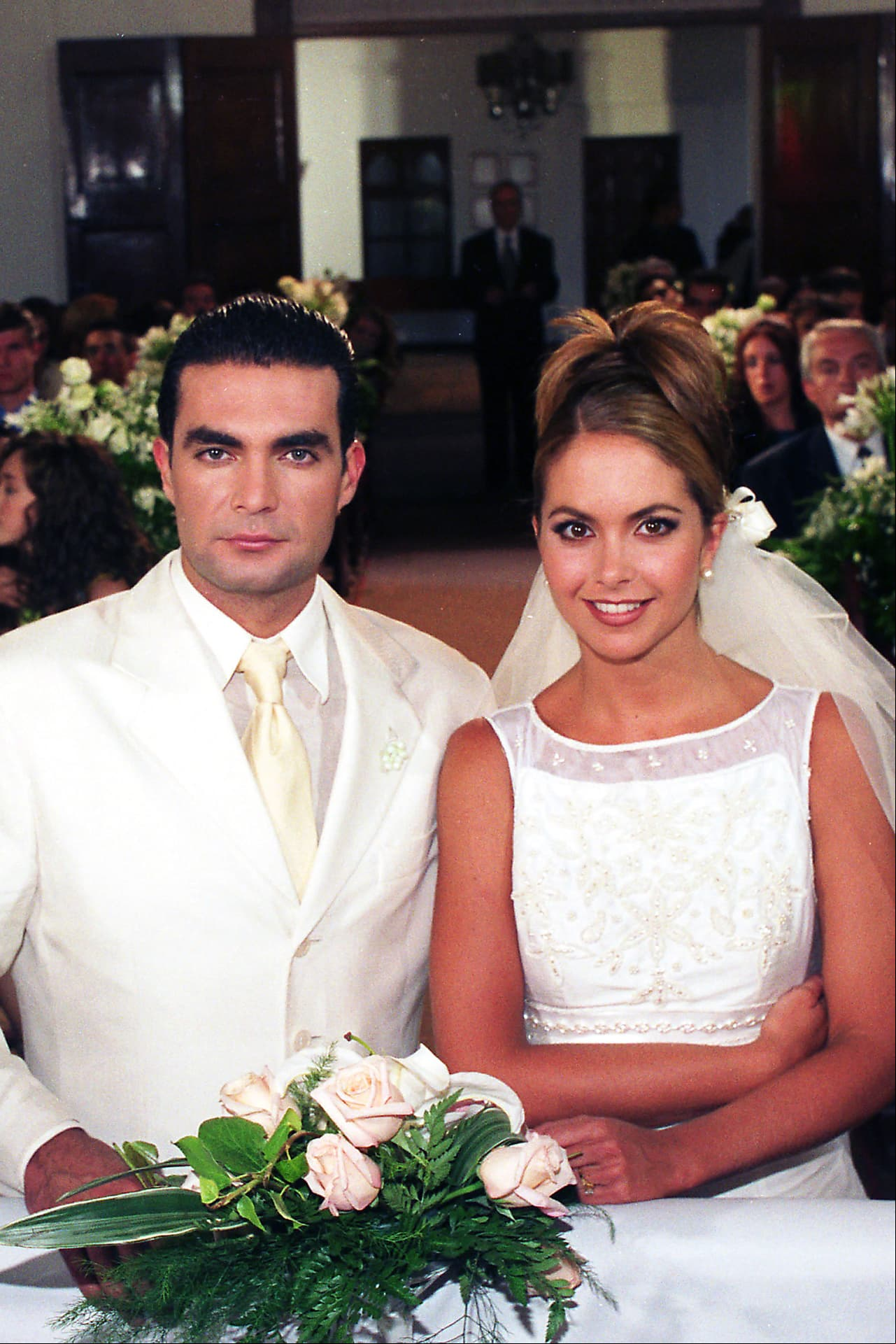 En la telenovela ‘Mi Destino Eres Tú’, Lucero volvió a lucir de novia en dos ocasiones, la primera fue con ‘Ramiro’ (Mauricio Islas) en una modesta unión en el año 2000.