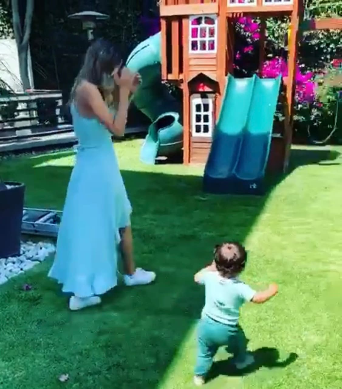 Es un espacio tan amplio que, incluso, ha podido colocar una casita del árbol con columpios y una gran resbaladilla para Gia y Rocco, sus hijos.