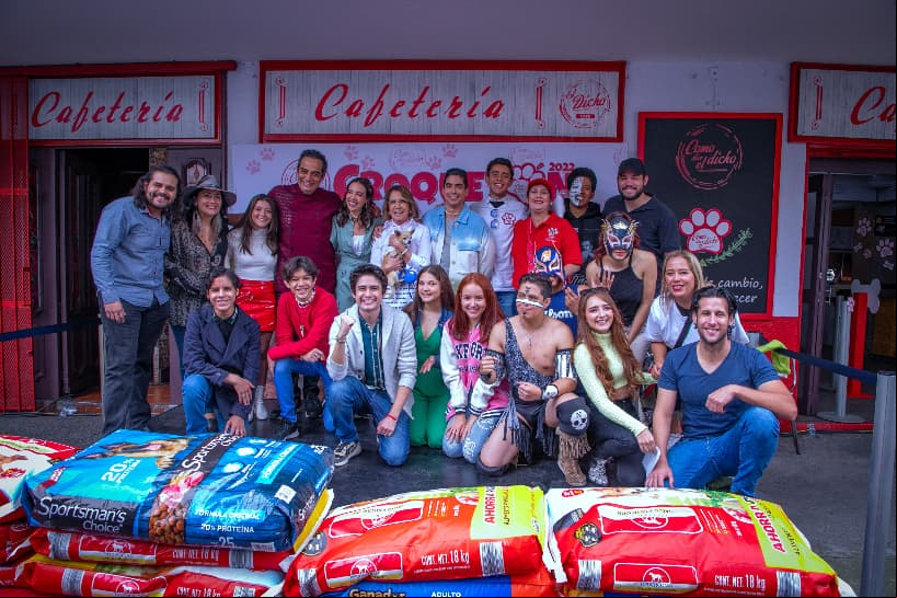 Este sábado 3 de septiembre se llevó a cabo el primer 'Croquetón' en la cafetería de 'El Dicho'. 
<br>
<br>El público que se sumó a la causa donando alimento tuvo la oportunidad de conocer la cafetería más famosa de México y recibir souvenirs como agradecimiento por unirse a la noble causa.