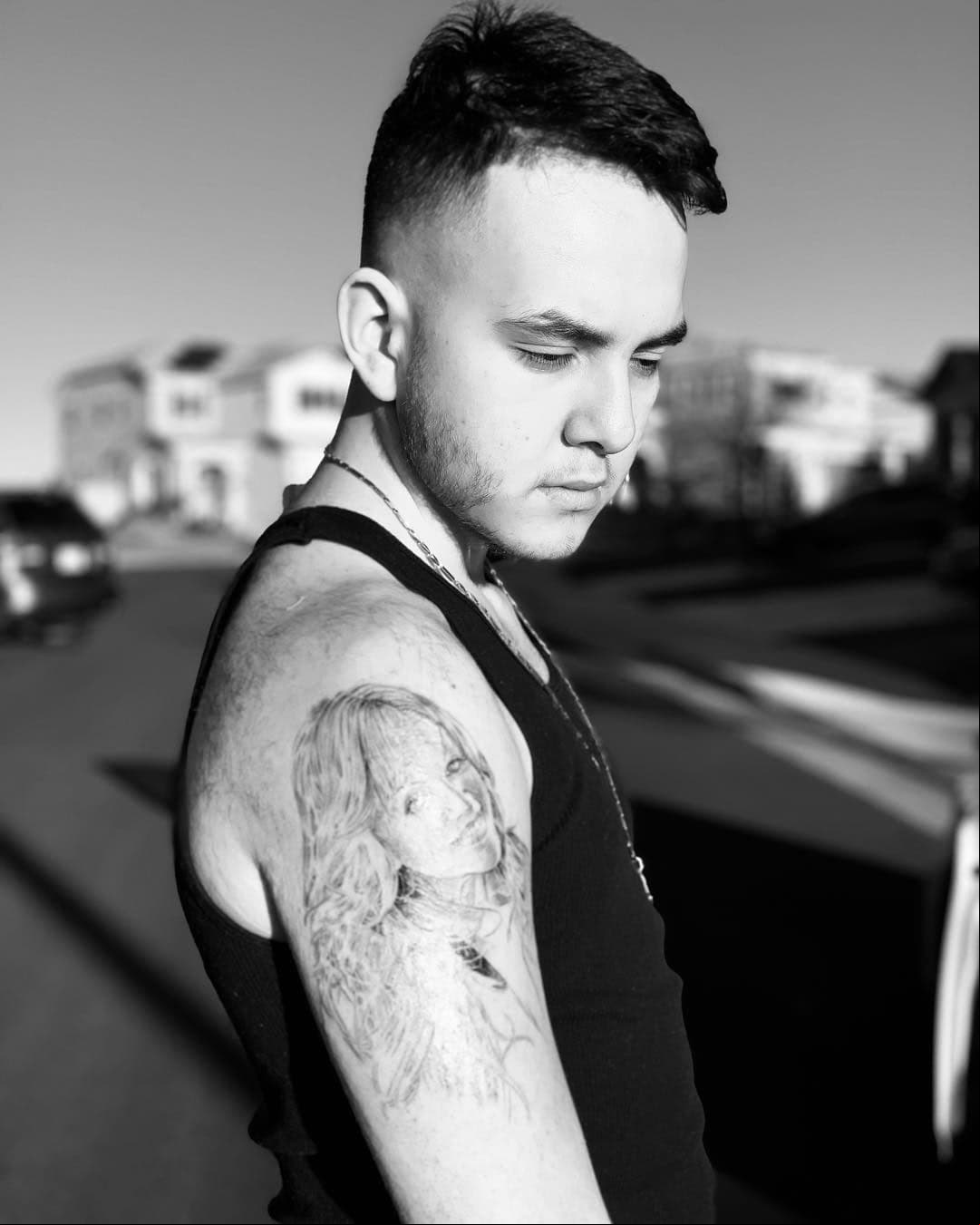 Juan Ángel, el hijo menor de Jenni Rivera, comparte constantemente en Instagram algunas imágenes de su fallecida madre, por ello decidió tatuarse en su brazo derecho el rostro de la cantante.