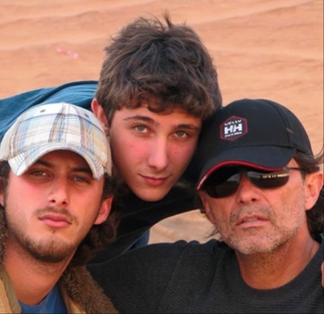 El actor Humberto Zurita procreó dos hijos con su esposa por más de 30 años, la fallecida actriz Christian Bach. Emiliano y Sebastián no solo heredaron la belleza de sus padres, sino su amor por la actuación, pues ambos han desarrollado una carrera en el medio.