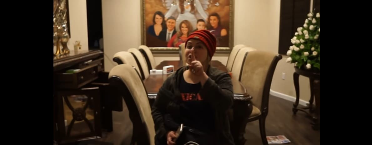 El comedor cuenta con una decoración similar, con un set de ocho sillas, una vitrina y al fondo un conmovedor cuadro de Jenni Rivera junto a sus cinco hijos.