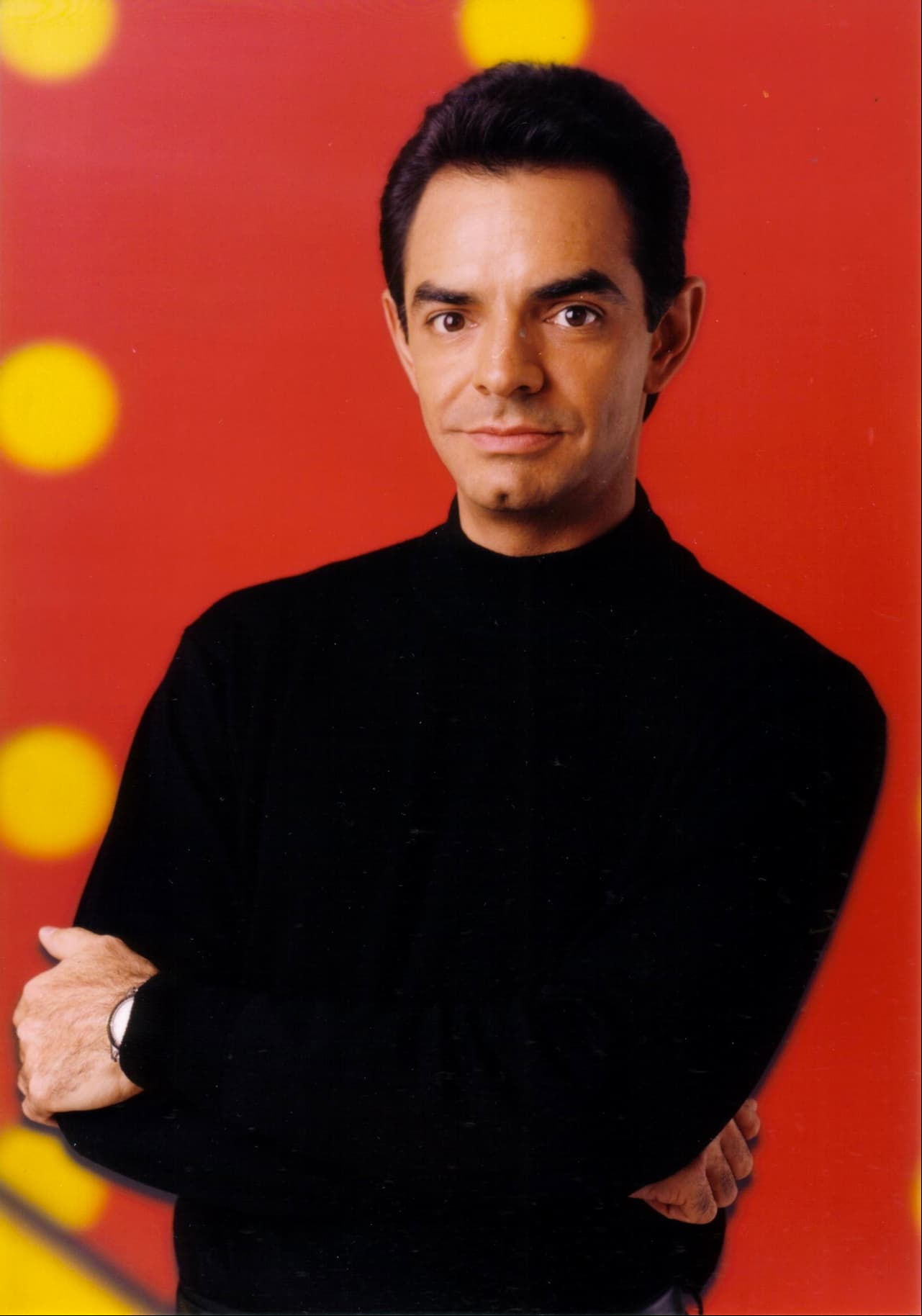 Durante una plática que tuvo con su hijo José Eduardo Derbez en un video para su canal de Youtube, el actor confirmó que hicieron una boda simbólica para intercambiar los anillos, pero aclaró que eso fue algo de lo que los dos estaban conscientes. Pero todo se trató de una fiesta, no de un enlace matrimonial oficial. “Finalmente hicimos la fiesta, estuvo muy padre la verdad con pizzas y hamburguesas. Fue sorpresa para tu mamá porque no se lo esperaba, le dije que tenía una junta, cuando llegó ahí pusieron la grabadora con la marcha nupcial, le pusimos el vestido encima de los jeans, lo amarramos con masking tape y estaba fascinada y se lo contaba a todo el mundo”, contó en esa misma charla.