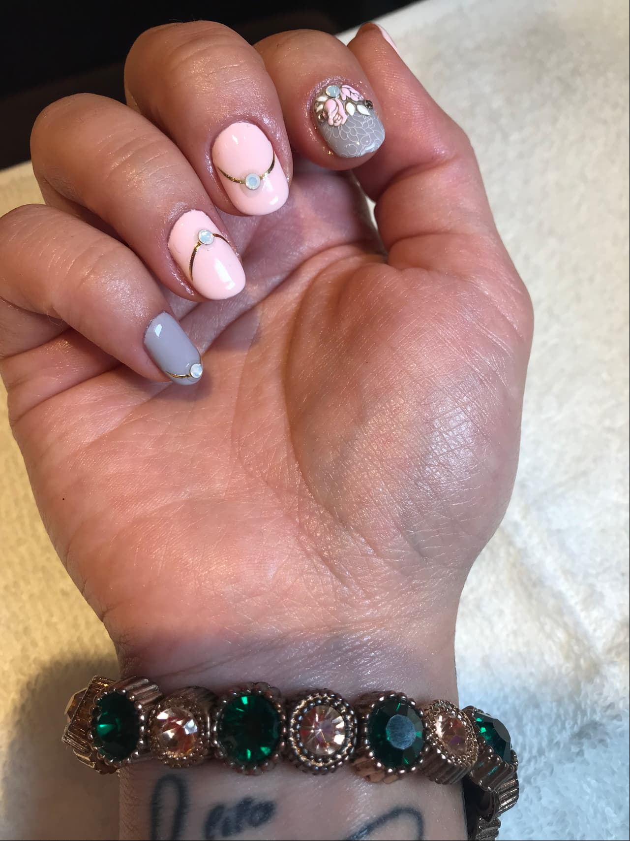 Para que tus uñas luzcan al máximo, es recomendable hacerte un buen manicure.