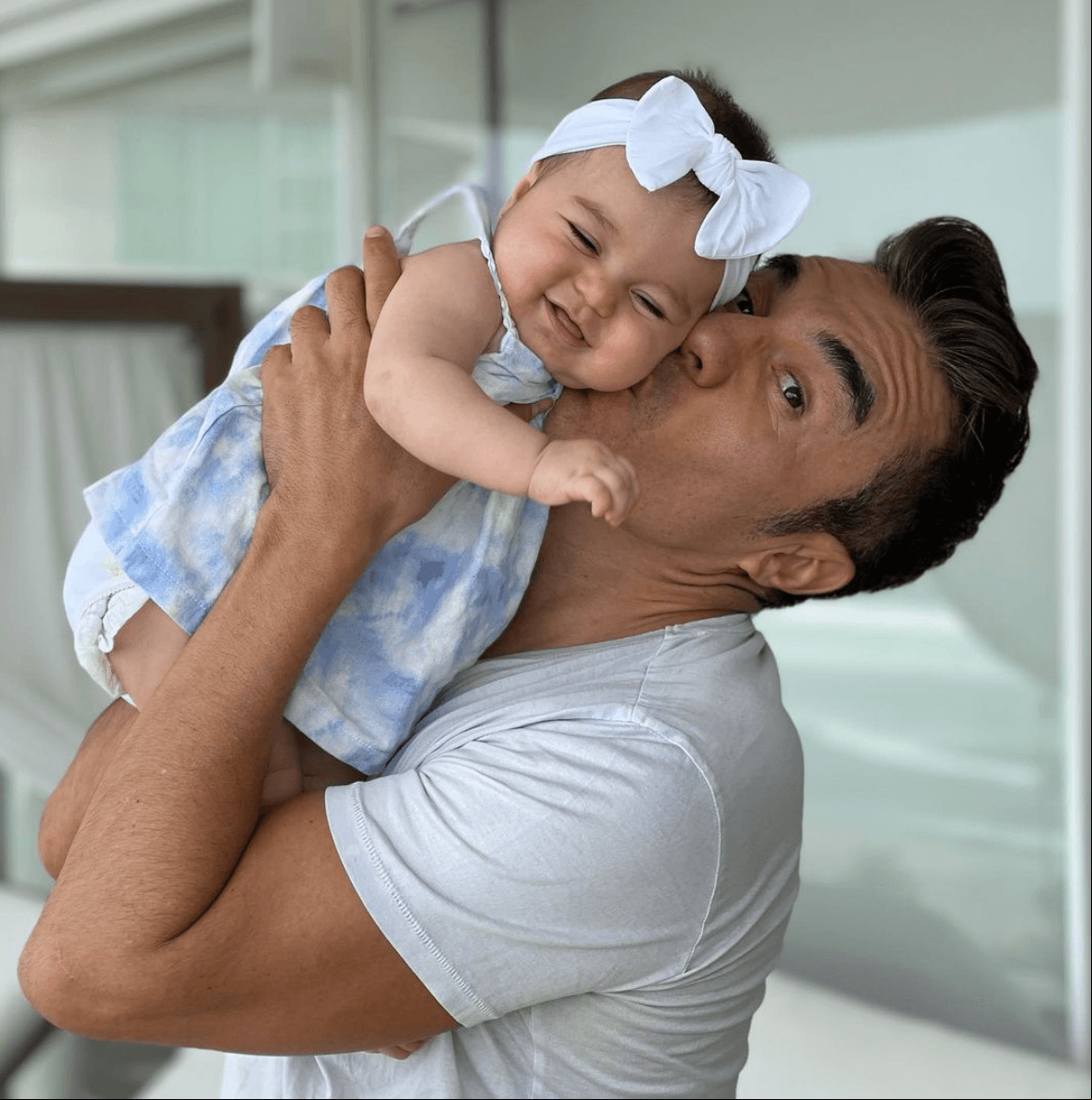 Adrián Uribe comprueba en imágenes que es idéntico a su hija cuando era bebé