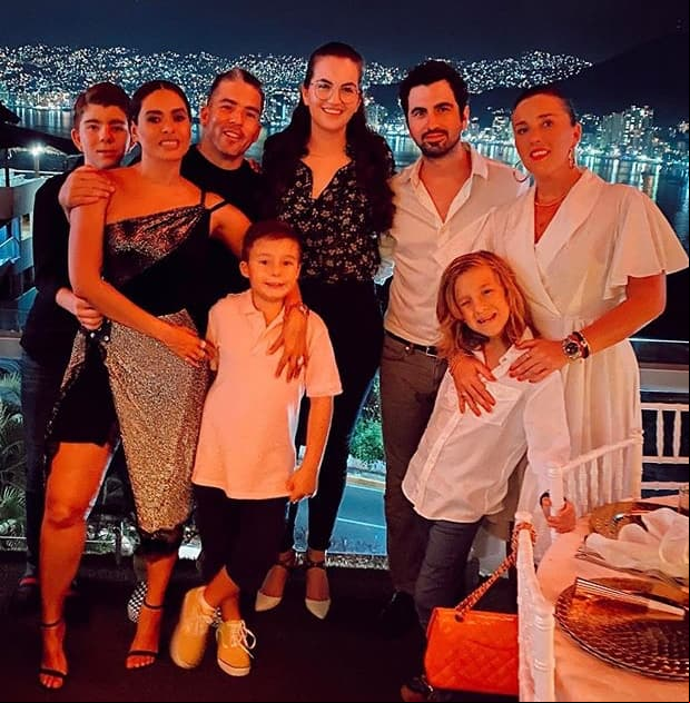 Demostrando que mantiene una excelente relación con la exesposa de su marido, Paola Carus, la conductora Galilea Montijo subió una fotografía en sus redes sociales donde aparece con ella, su marido Fernando Reina, su hijo Mateo y sus hijastros Claudio y Alexis.