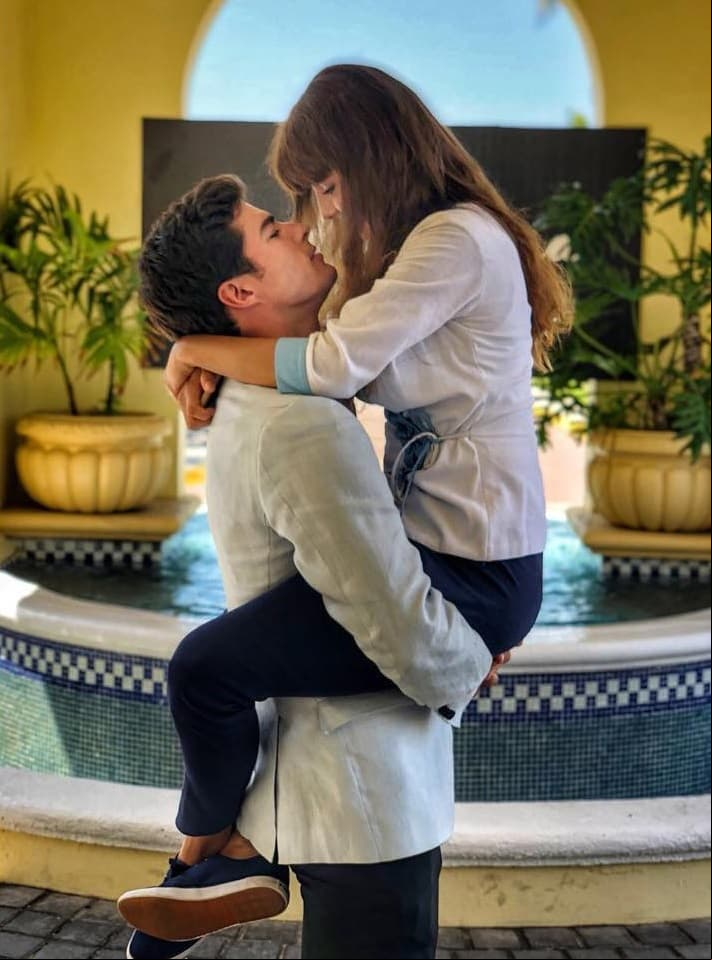 De acuerdo con ‘El Gordo y La Flaca’, la pareja se vio obligada a presumir su idilio por unas fotografías en las que fueron captados muy cariñosos.