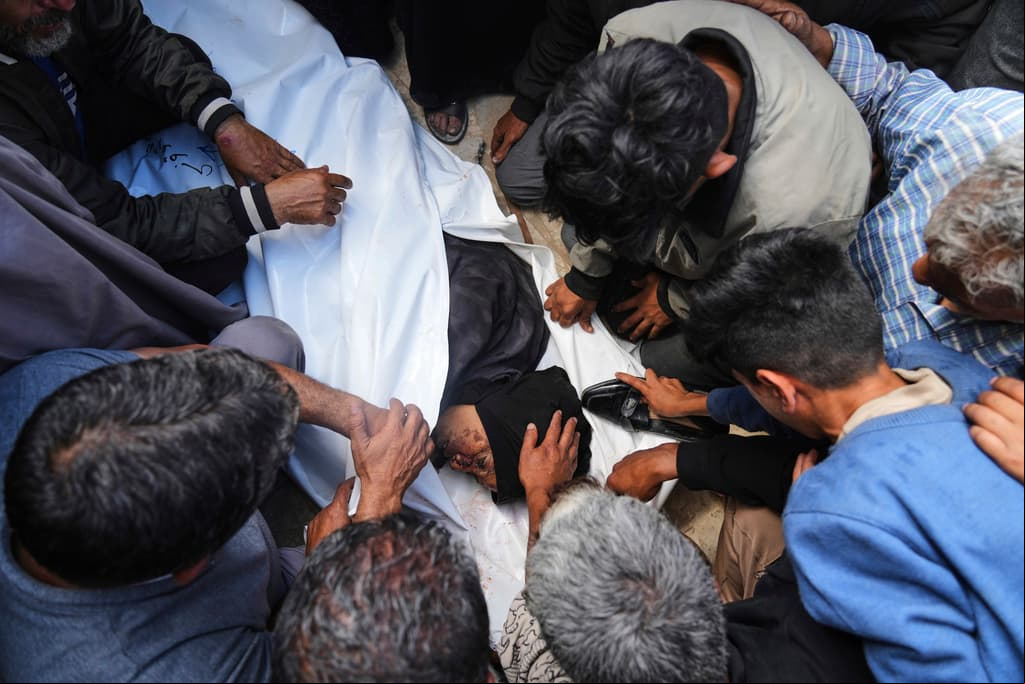 Al menos 27 palestinos muertos en el tercer día de ataques israelíes cerca de un centro de ayuda humanitaria: la ONU habla de "crimen de guerra"
