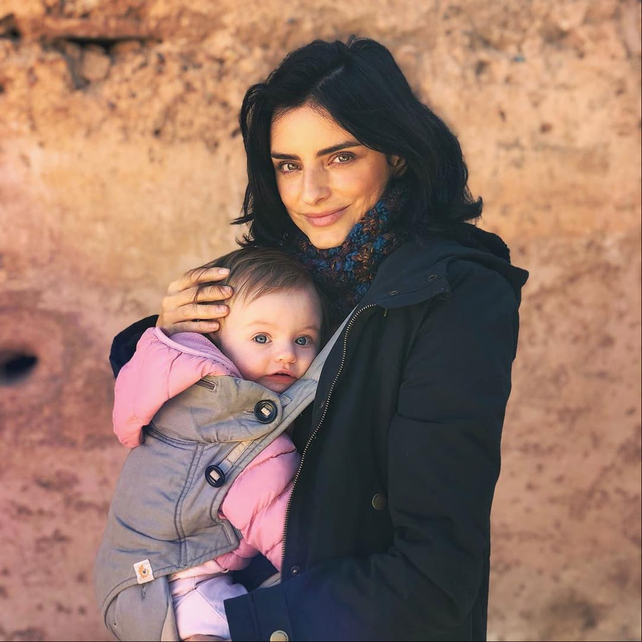 Además de convertir a Kailani en una celebridad en redes sociales, los seguidores de Aislinn Derbez y Mauricio Ochmann destacaron desde que nació hasta los primeros meses de vida la pequeña era idéntica a su abuelo Eugenio Derbez.