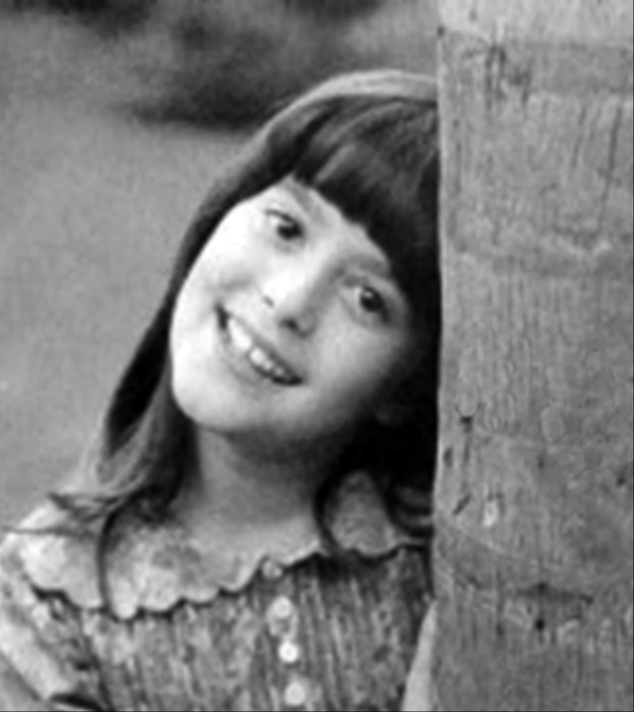 Así lucía la cantante cuando tenía 6 años de edad. Desde pequeña acompañaba a sus famosos padres, Silvia Pinal y Enrique Guzmán, en sus presentaciones.