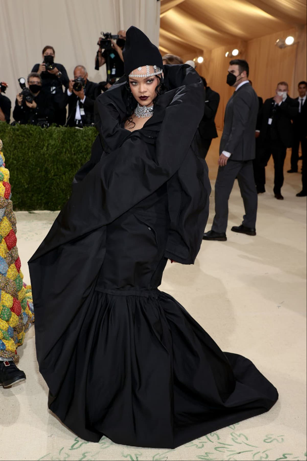 Para el máximo evento de moda, Rihanna apostó por un exótico vestido negro de Balenciaga, el cual portó con estilo y elegancia a su paso por la alfombra roja.