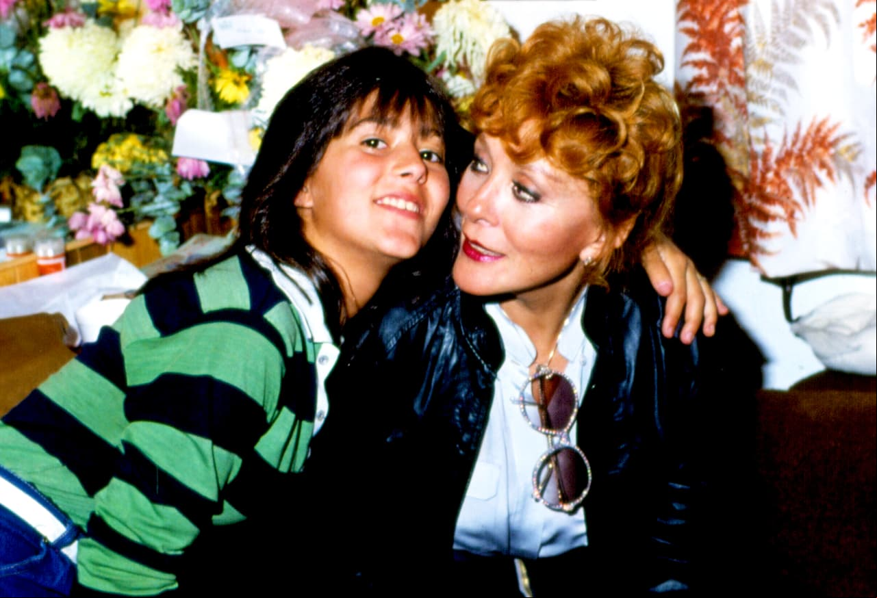 En 1988, Guzmán lanzó su primer álbum 'Bye mamá', el cual estrenó sin el consentimiento de su madre y con el que, aseguran, reprochó a Pinal lo difícil que es ser hija de una mujer con tanta fama.