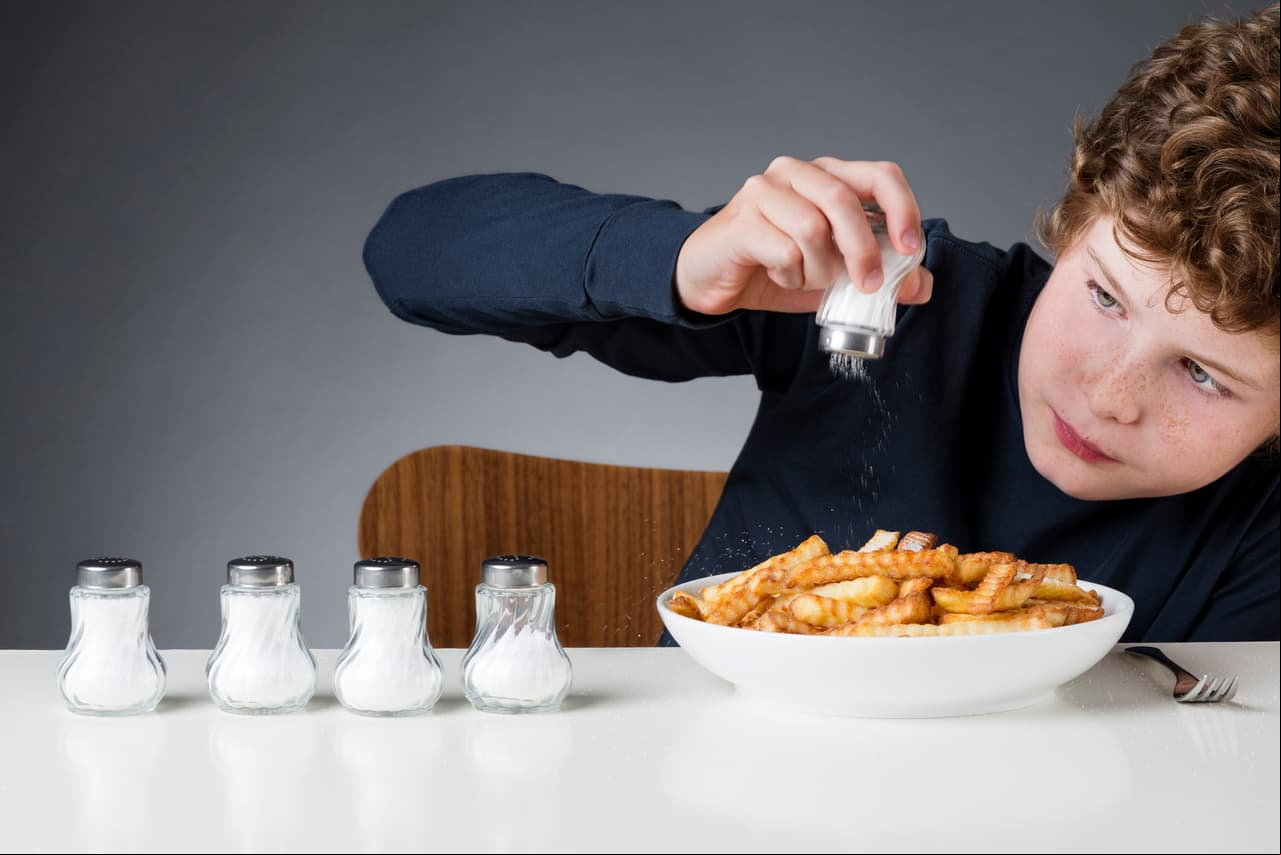 Sodio. El consumo excesivo provoca que el cabello se reseque, quiebre, pierda su volumen y deje de crecer.