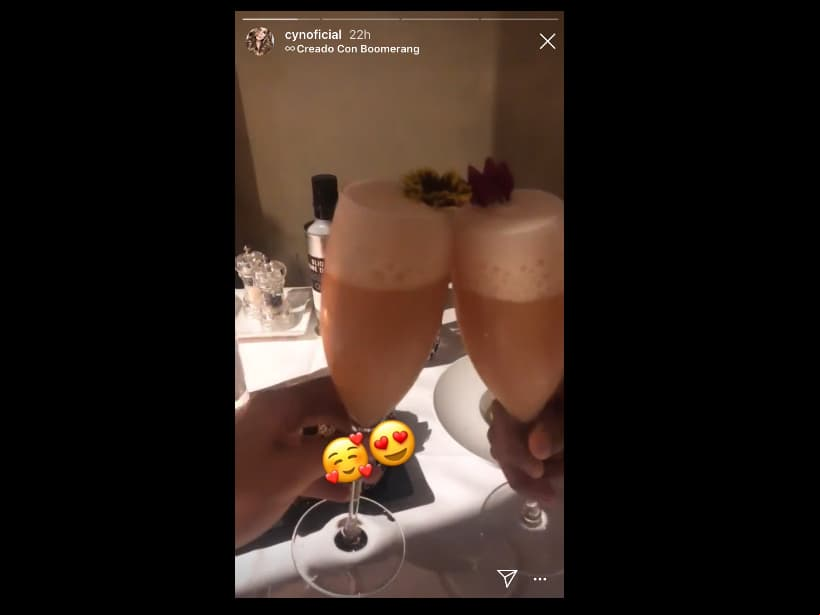 En otra de sus historias, la originaria del Estado de México dejó ver que disfrutaba de una velada romántica junto a su novio.