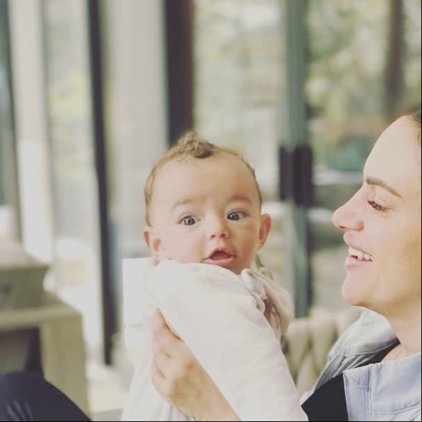 Sin embargo, parece que la llegada de Mila a la familia los cambió por completo, pues desde entonces se han mostrado más públicos con su vida familiar.