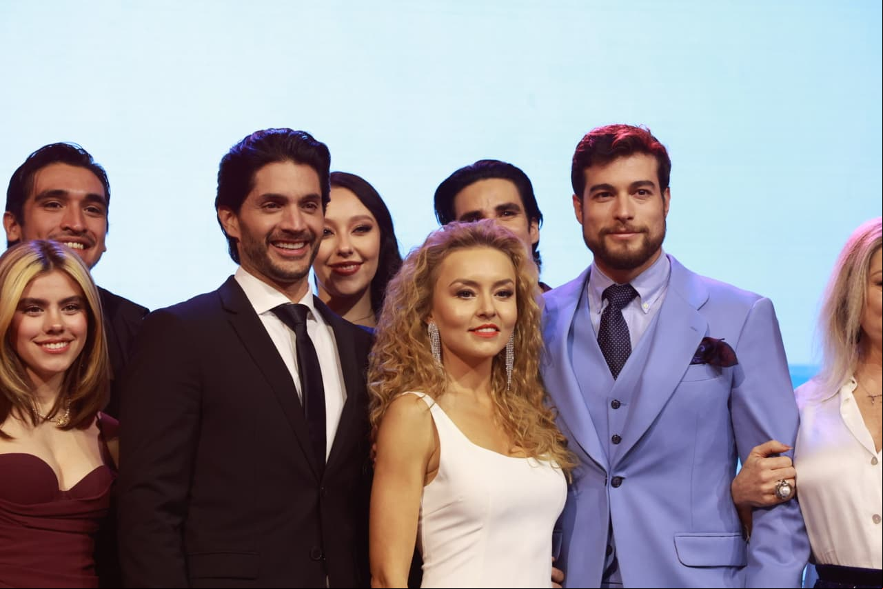 Los actores, quienes posaron para la prensa, invitaron a ver el gran estreno de la novela.