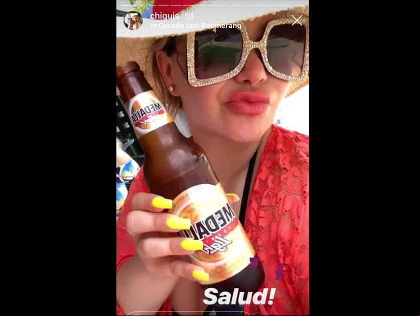 Además de disfrutar de los bellos paisajes, Chiquis probó algunas bebidas del lugar.
