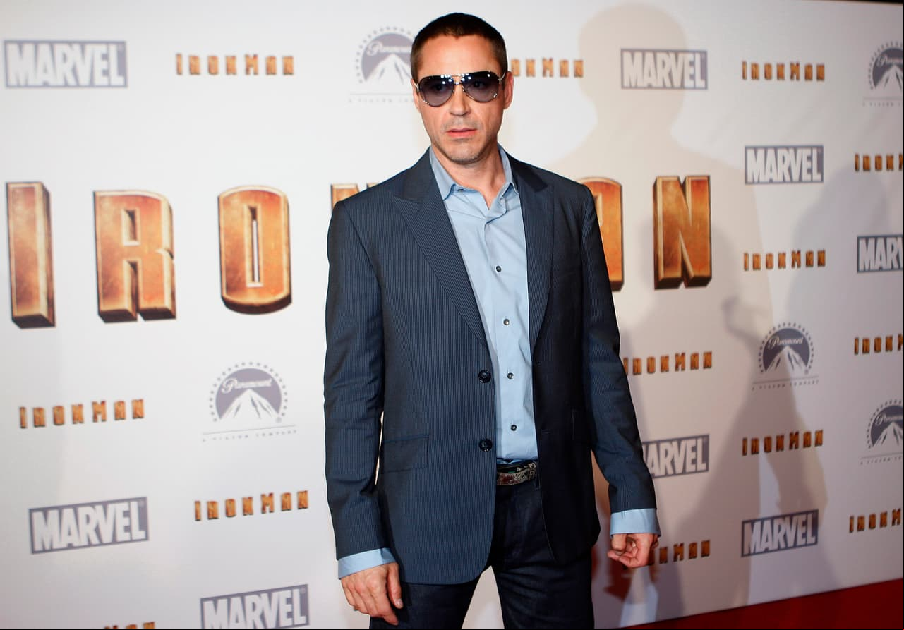 A finales de 2006, Robert Downey Jr. fue seleccionado para interpretar al millonario inventor de armas, ‘Tony Stark’. Tras el éxito en taquilla de ‘Iron Man’ (2008), el productor Kevin Feige se animó a lanzar una segunda parte.