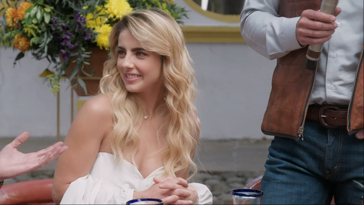 En esta imagen se puede apreciar cómo una blusa con escote de corazón blanca con un discreto rio púede hacerte lucir espectacular en una comida familiar.