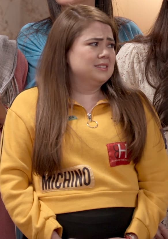 La más "fresita" de los López demostró que podía usar una sudadera color mostaza corta luciendo increíble. 
<br>¡Ah! y no olvidemos la marca... 'Michino'.