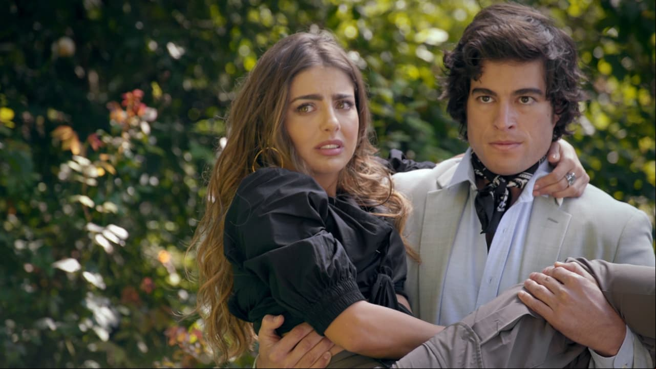 Fue a través de un comunicado publicado en enero pasado que la entonces pareja anunció su separación, pese a estar a meses de terminar con las grabaciones de la telenovela. No obstante, esto no les impidió seguir con el rodaje y en la pantalla culimaron su amor con una romántica boda.