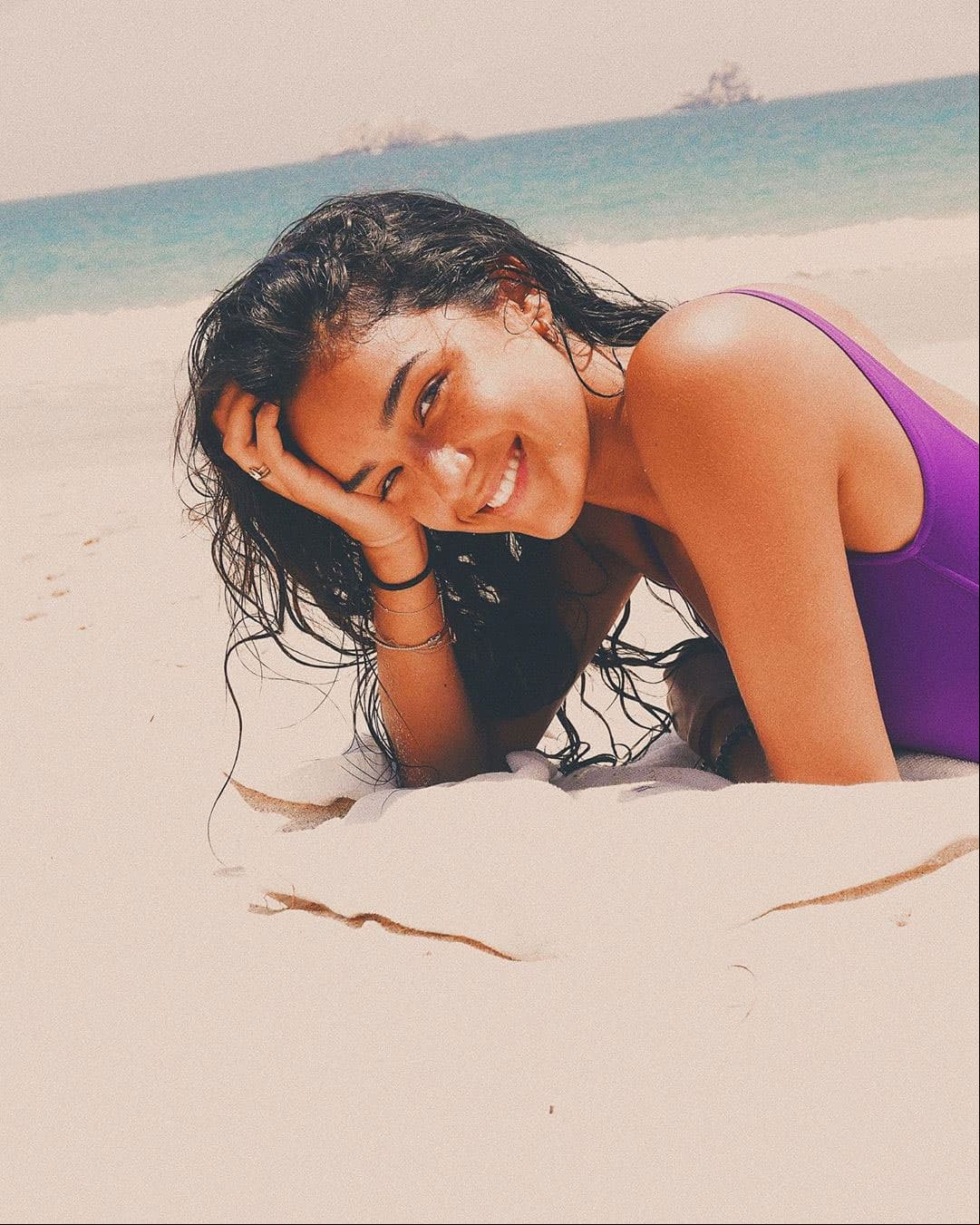 Alejandra Capetillo nació el 4 de noviembre de 1999. La joven, que tiene más de 147 mil seguidores de Instagram, ha mostrado su talento como fotógrafa y diseñará el vestido que utilizará su madre en sus bodas de plata.