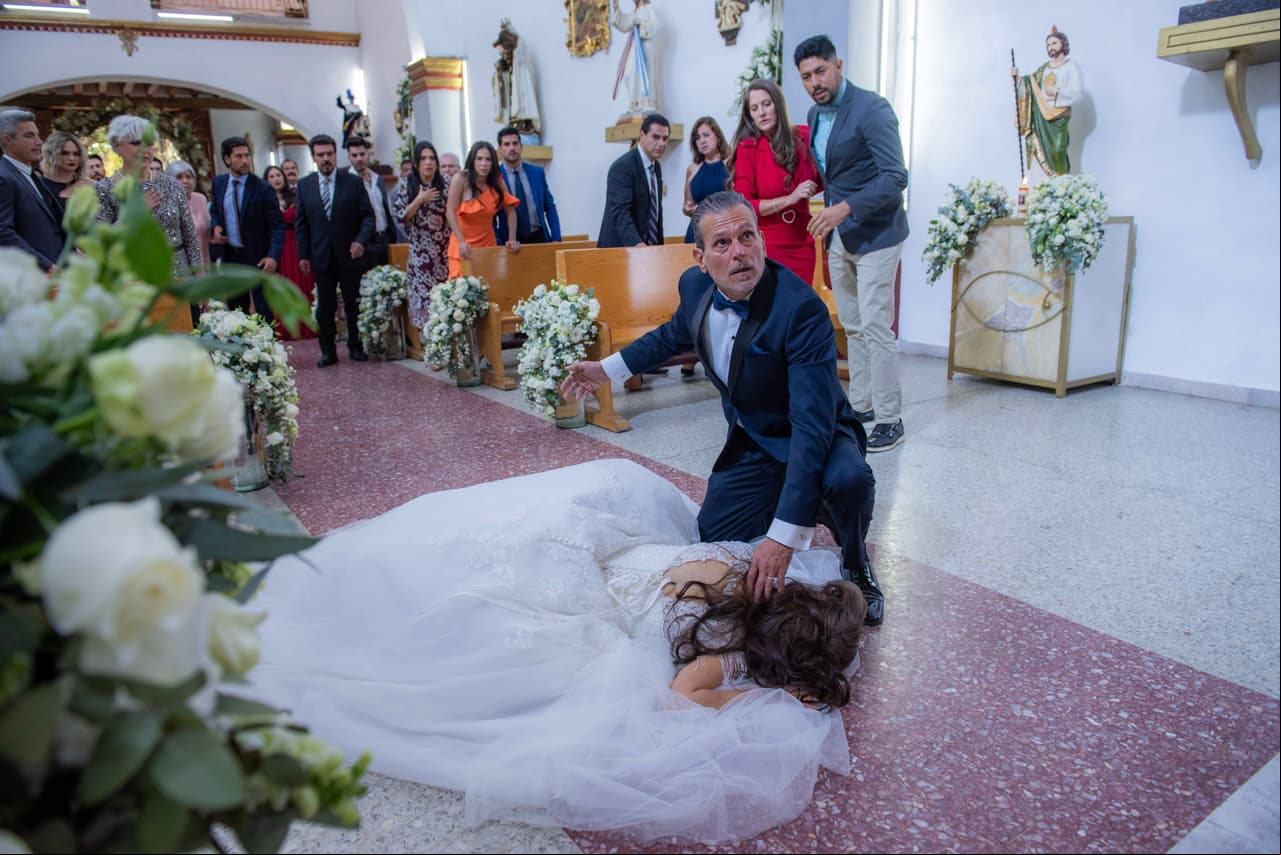 Pero en su andar, 'Mariana' sufre un mareo y cae desmayada en plena iglesia.