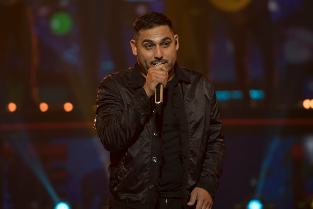 Espinoza Paz, quien recibió halagos detrás de cámaras, fue otro de los invitados. "Será Punto Com" fue la canción que interpretó en el escenario.