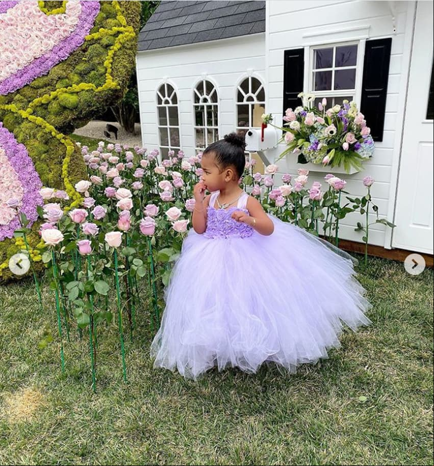 Entre los invitados estaban Khloé Kardashian y su hija True, mostrando en sus redes el vestido Lila que usó la pequeña para esta celebración en la que se divirtió en compañía de su prima.